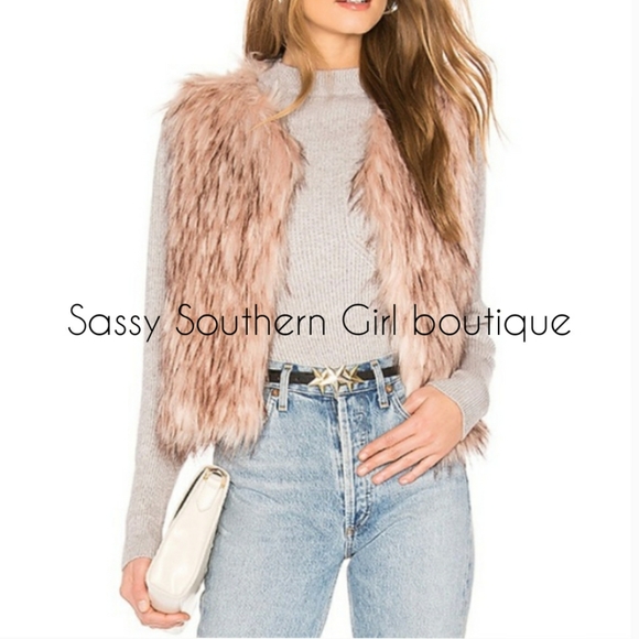 🆕⭐ Blush Pink faux fur vest - Picture 1 of 8